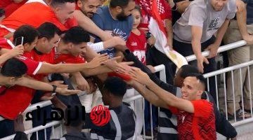 ناصر منسي يحتفل مع الجماهير عقب الفوز على منتخب السعودية شاهد اللقطة