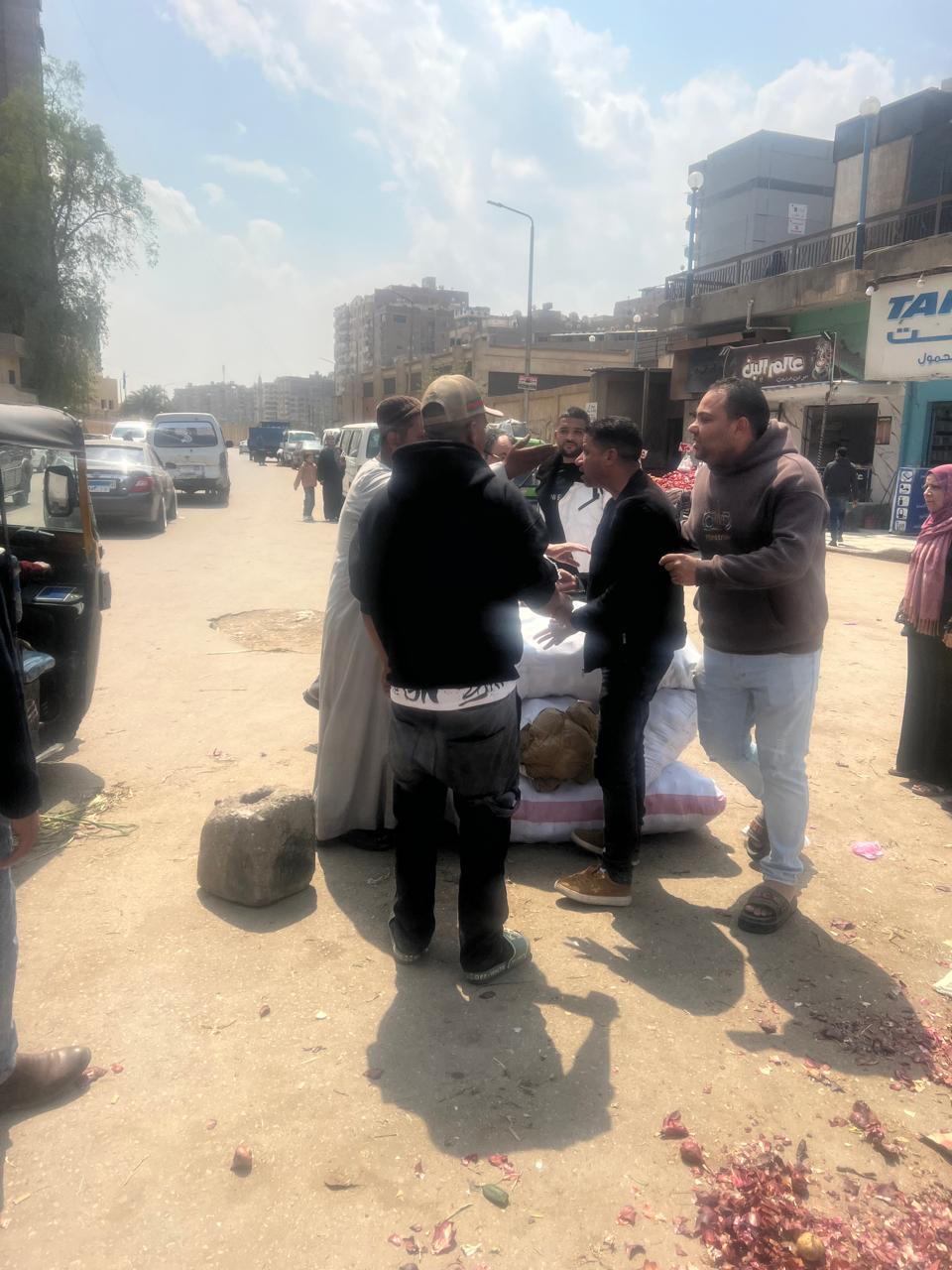 حي عين شمس ينفذ حملات لإخلاء الشوارع من الباعة الجائلين| صور 12 1775589489 237 حي عين شمس ينفذ حملات لإخلاء الشوارع من الباعة الجائلين