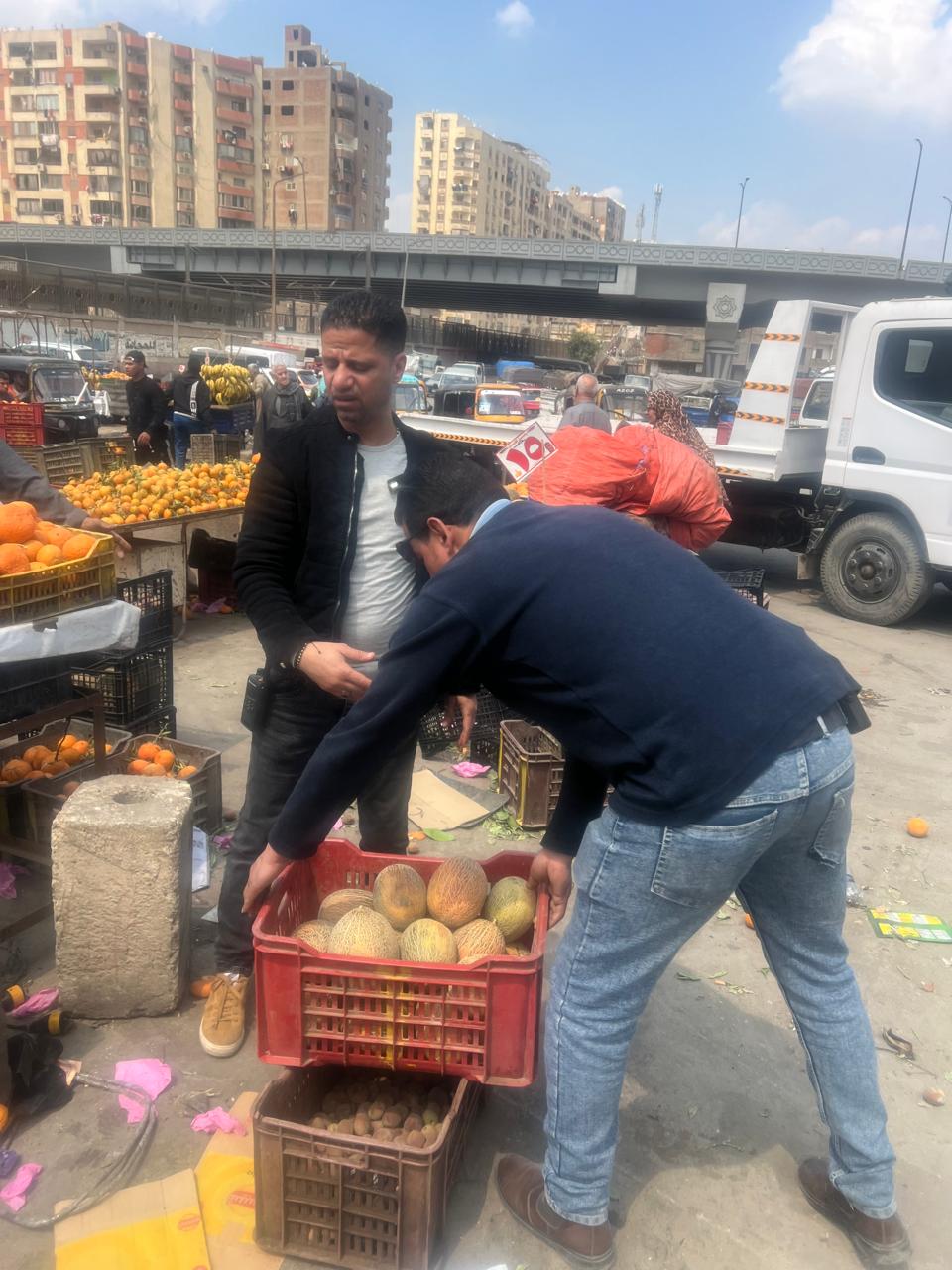 حي عين شمس ينفذ حملات لإخلاء الشوارع من الباعة الجائلين| صور 13 1775589489 691 حي عين شمس ينفذ حملات لإخلاء الشوارع من الباعة الجائلين