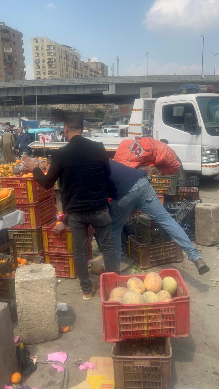 حي عين شمس ينفذ حملات لإخلاء الشوارع من الباعة الجائلين| صور 15 1775589489 786 حي عين شمس ينفذ حملات لإخلاء الشوارع من الباعة الجائلين