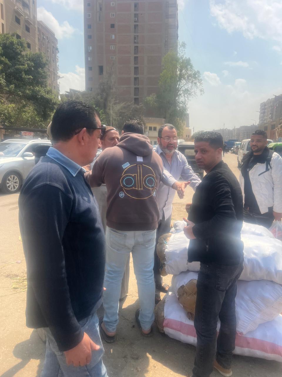 حي عين شمس ينفذ حملات لإخلاء الشوارع من الباعة الجائلين| صور 9 1775589489 849 حي عين شمس ينفذ حملات لإخلاء الشوارع من الباعة الجائلين