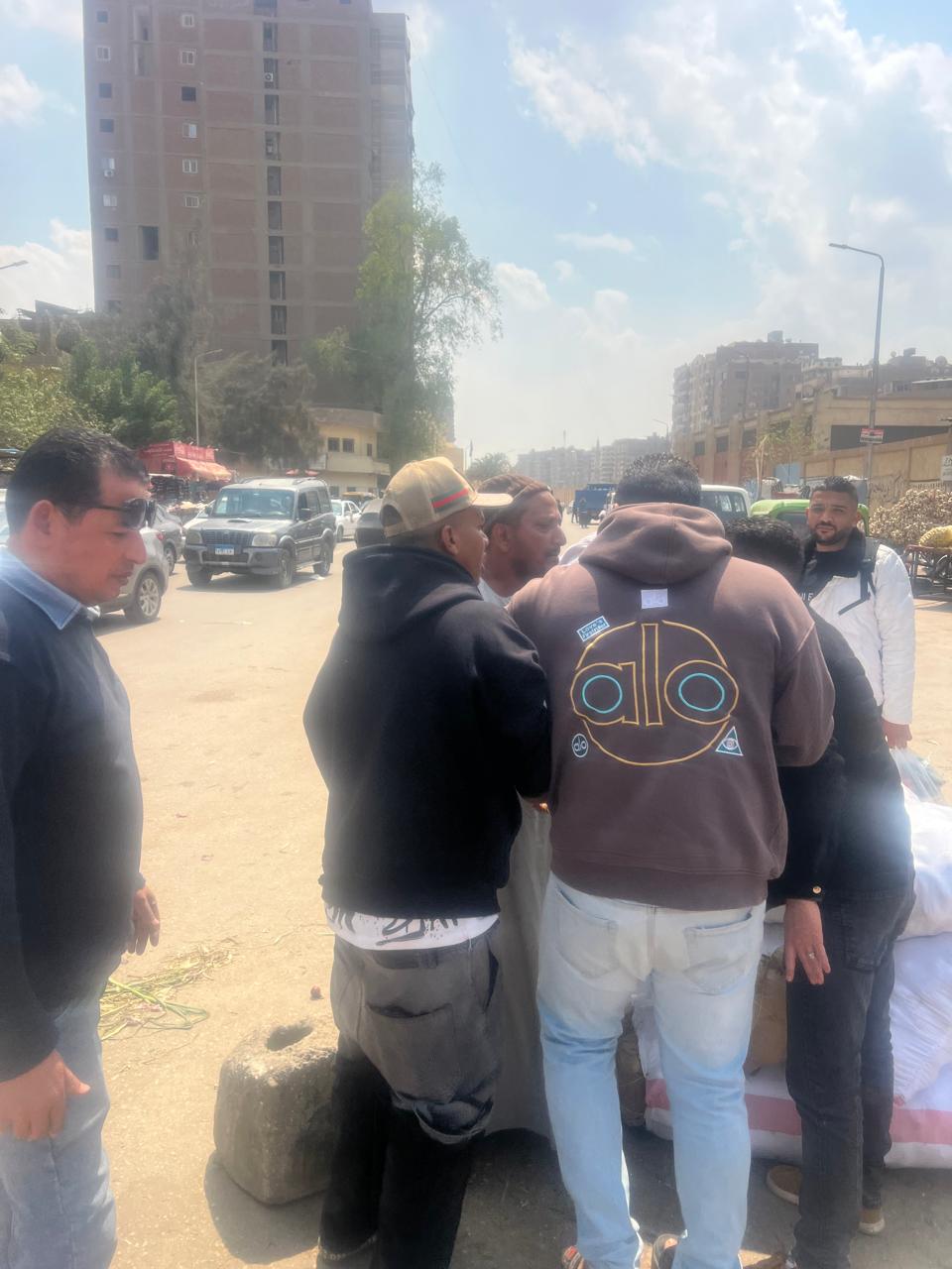 حي عين شمس ينفذ حملات لإخلاء الشوارع من الباعة الجائلين| صور 10 1775589489 864 حي عين شمس ينفذ حملات لإخلاء الشوارع من الباعة الجائلين