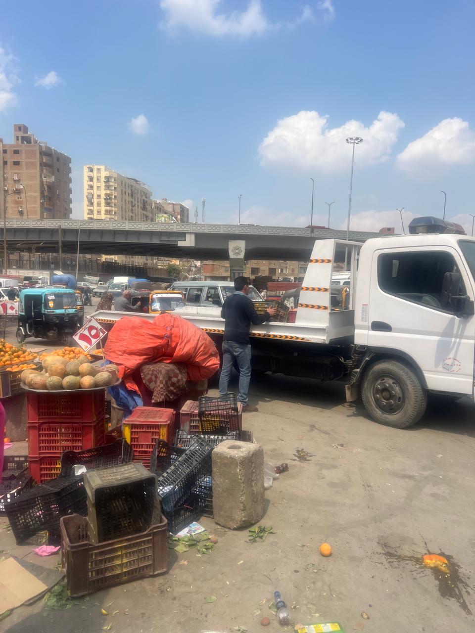 حي عين شمس ينفذ حملات لإخلاء الشوارع من الباعة الجائلين| صور 11 1775589489 897 حي عين شمس ينفذ حملات لإخلاء الشوارع من الباعة الجائلين
