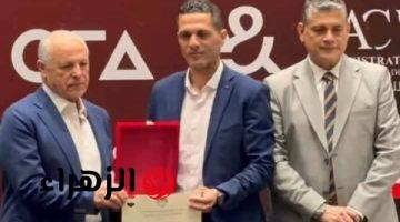أبوريدة يكرم الحكم محمود وفا ويمنحه الشارة الدولية بعد أزمة الأهلي