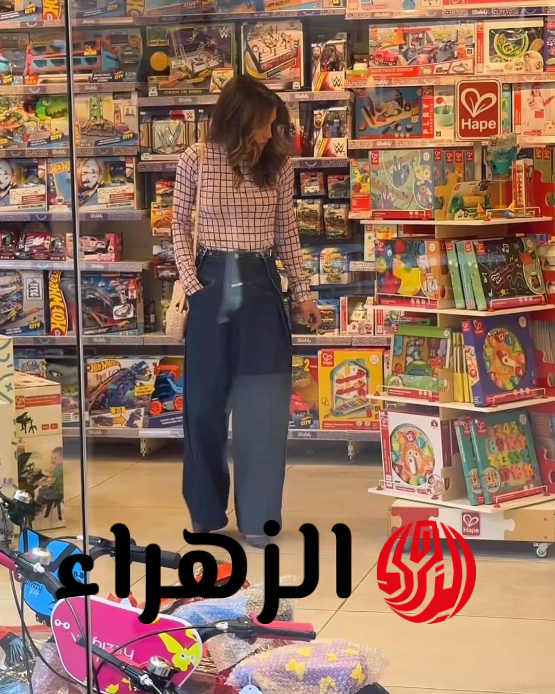 الملكة رانيا العبدالله تفاجئ المتابعين بإطلالتها.. توازن ذكي بين المربعات والدنيم 6 الملكة رانيا العبدالله