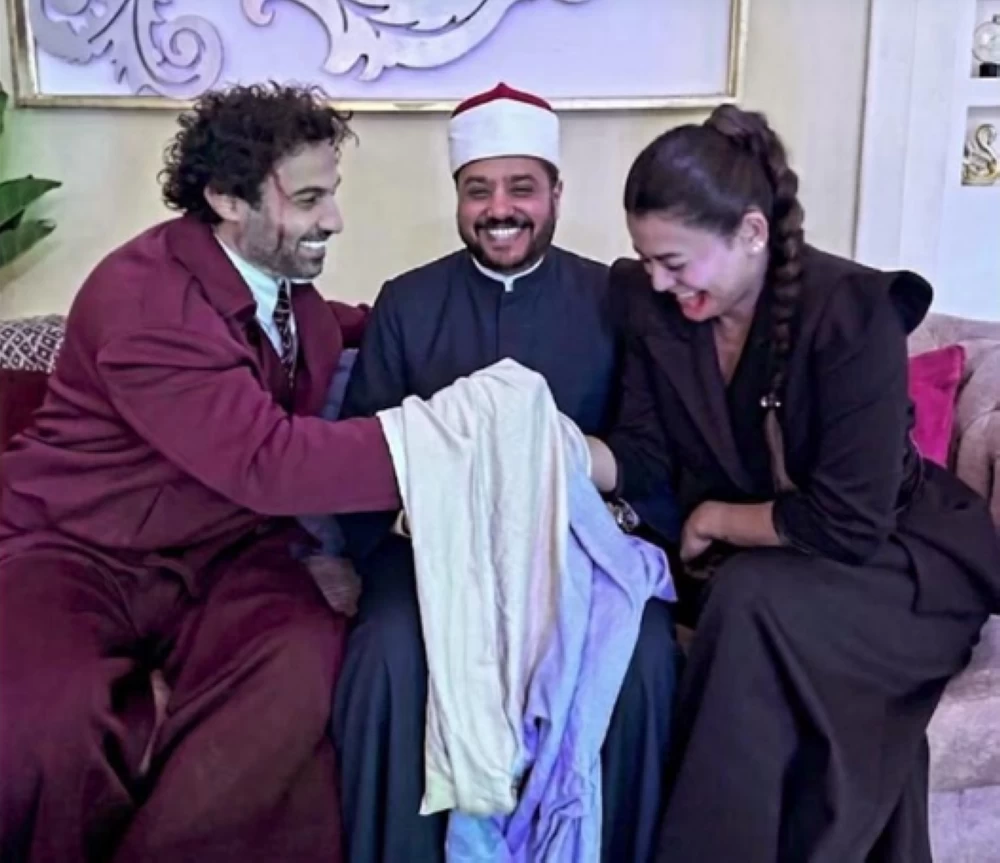 صورة عقد قران تثير الجدل.. ما هي حقيقة زواج أحمد فهمي وأسماء جلال؟ 6 جلال وأحمد فهمي