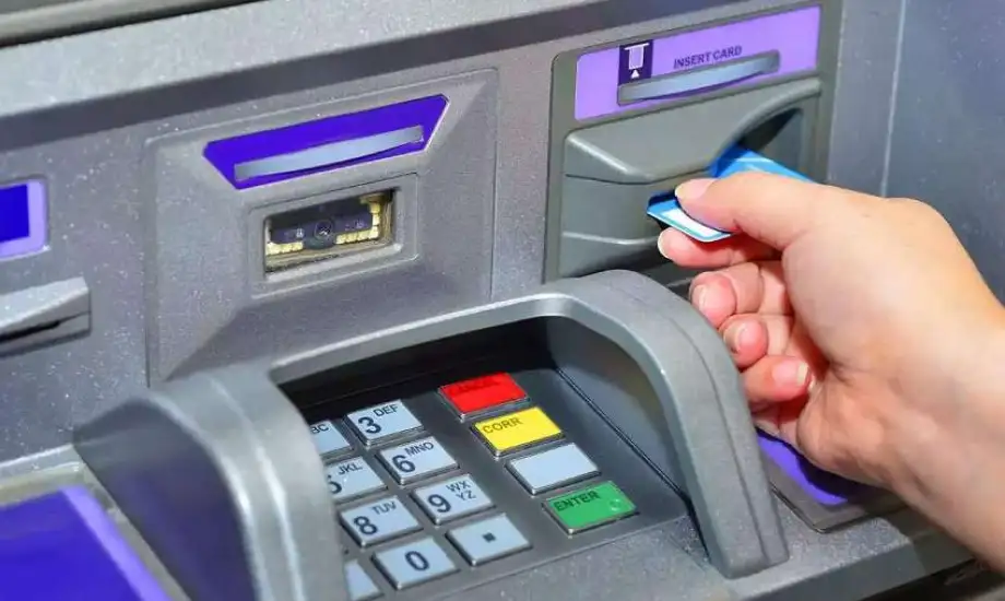 لو اتسحبت منك.. خطوات استعادة بطاقة الفيزا من ماكينة الـ ATM