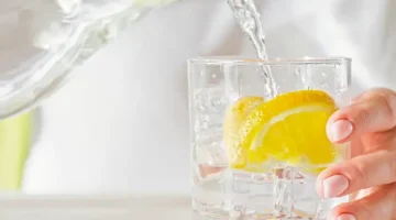 هذا ما يحدث لجسمك عند شرب الماء والليمون قبل الأكل كل صباح.. فوائد غير متوقعة