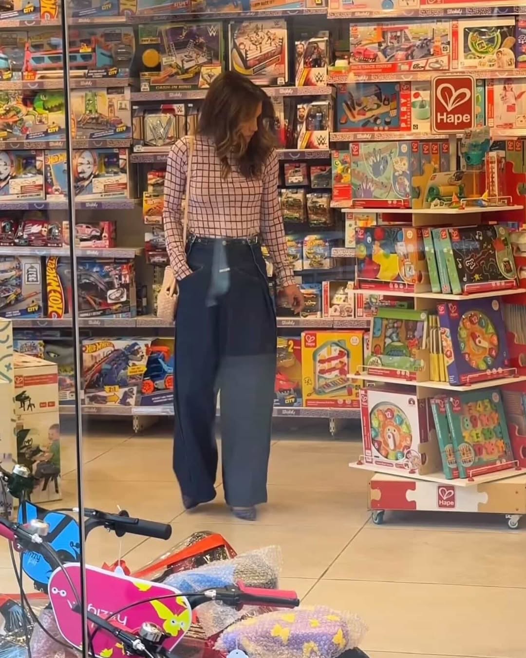 الملكة رانيا تخطف الأنظار في جولة تسوق لحفيدتيها