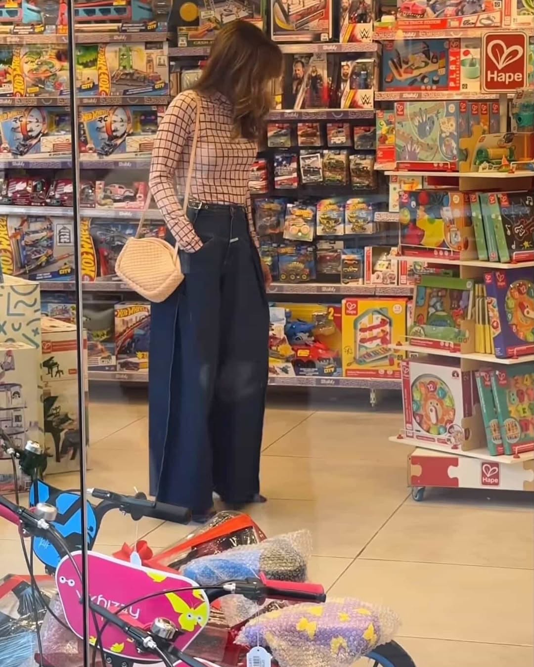 الملكة رانيا تخطف الأنظار في جولة تسوق لحفيدتيها 7 رانيا 2
