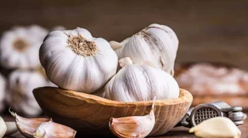 “هيقعد معاكي طول السنة”.. أسهل طريقة لتفصيص الثوم وتخزينه بدون مجهود