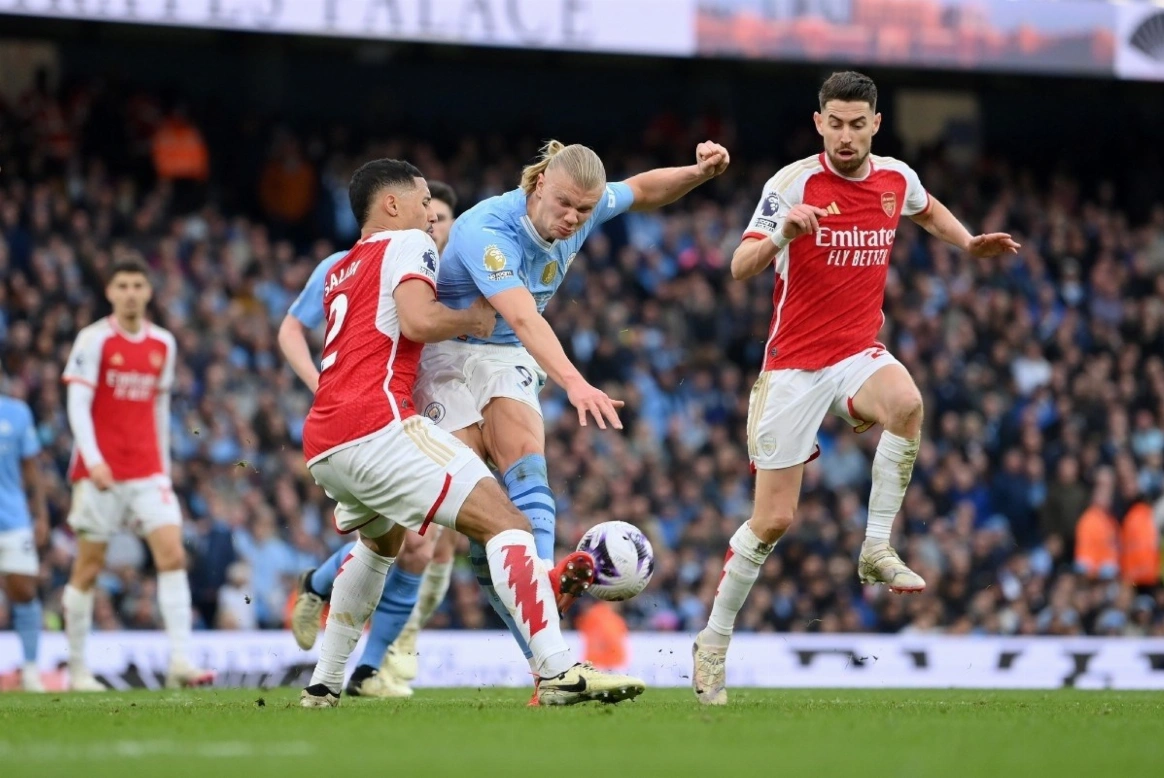 man city vs arsenal.. القنوات الناقلة لمباراة مان سيتي ضد آرسنال الشوط الثاني بصوت حسن العيدروس في الدوري الإنجليزي 2026