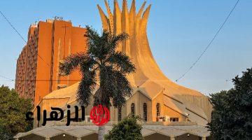 كاتدرائية جميع القديسين تضيء واجهتها بالألوان احتفالا بعيد القيامة المجيد