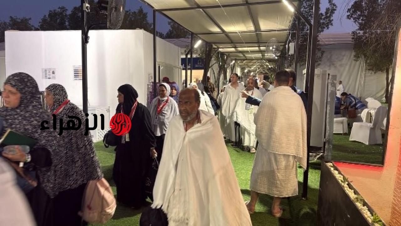 حجاج الجمعيات يؤدون مناسك الوقوف بعرفات في يوم الحج الأكبر