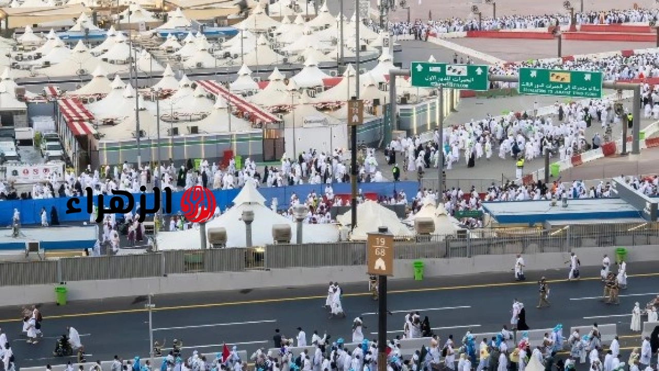 حجاج بيت الله الحرام يواصلون رمي جمرة العقبة في أول أيام عيد الأضحى