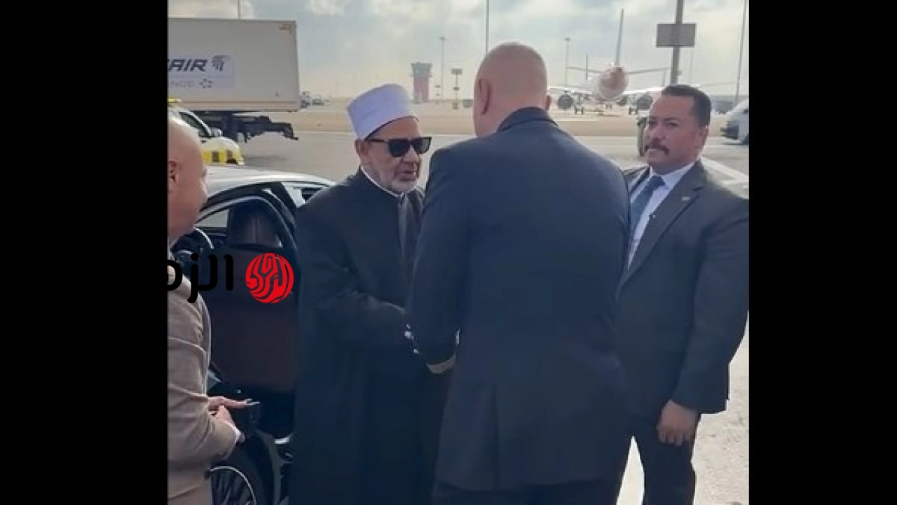 رئيس مصر للطيران يلتقي شيخ الأزهر قبل مغادرته إلى الأقصر