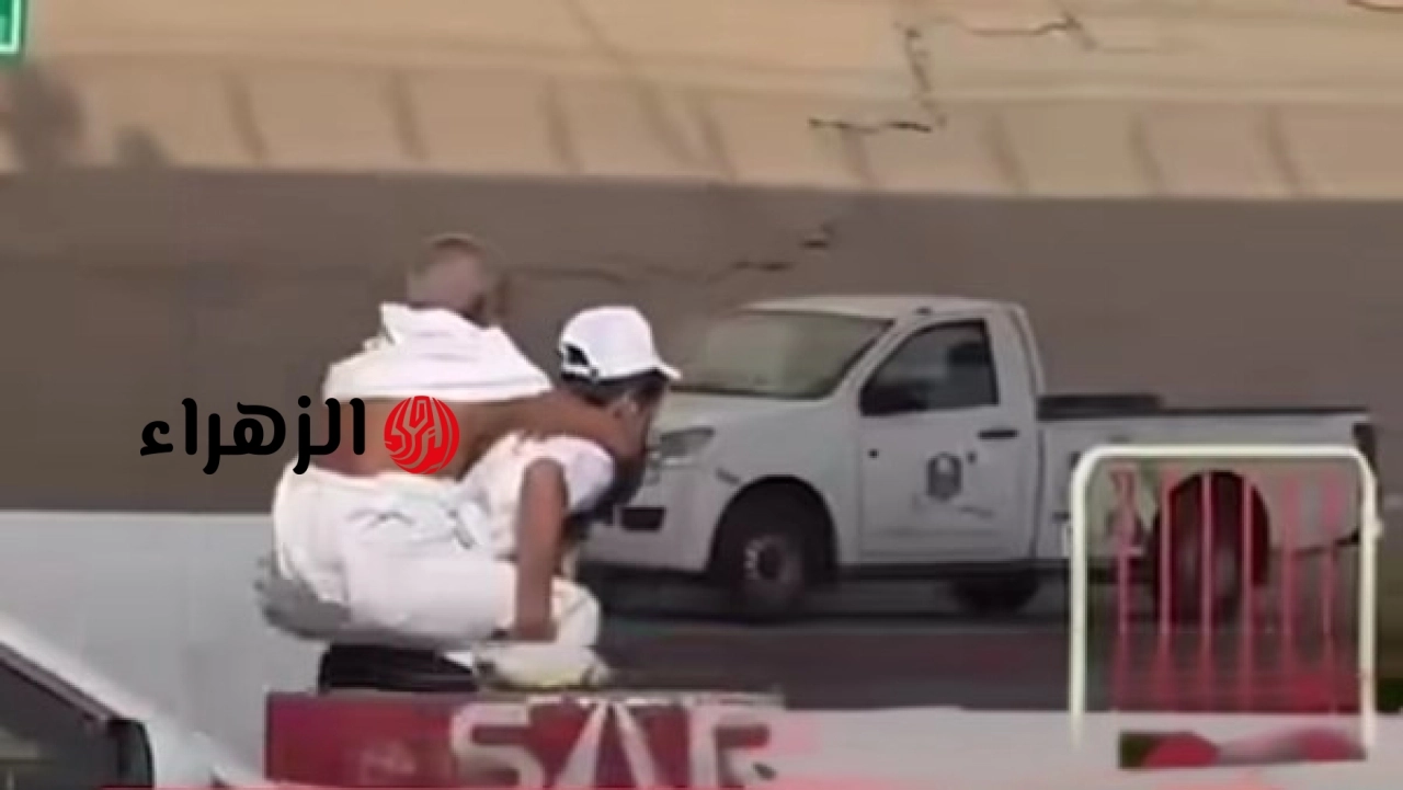 متطوع يساعد حاجا على الحركة في مشعر منى