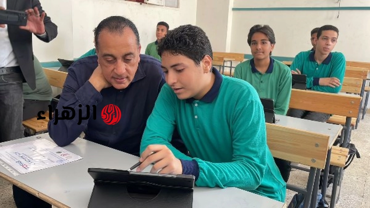 مدبولي يسأل طالب ثانوي عن معرفته بالبورصة خلال جولة ميدانية