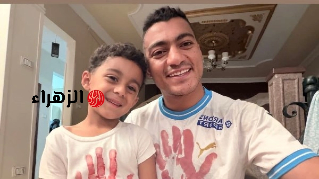 مصطفى محمد يحتفل بعيد الأضحى مع نجله بملابس ملطخة بدماء الأضحية
