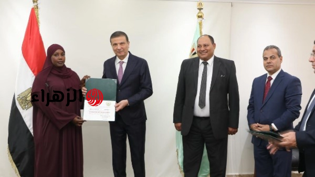 وزير الزراعة يسلم شهادات التخرج لثمانية عشر مبعوثا من إحدى عشرة دولة أفريقية وآسيوية