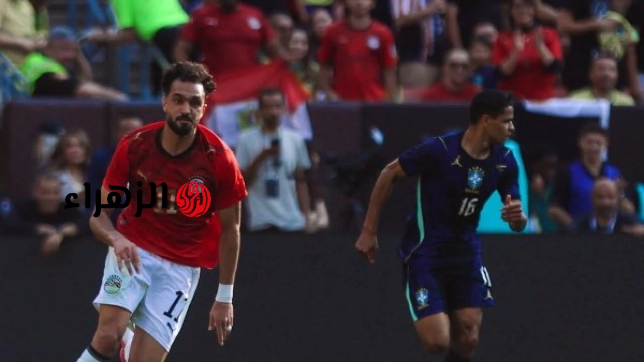 البرازيلي زيكو يهنئ مصطفى زيكو بعد تسجيله هدفا في مرمى البرازيل