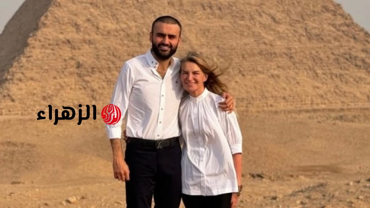 الشيف بوراك يزور الأهرامات ويشارك صورة مع والدته من داخل الموقع السياحي
