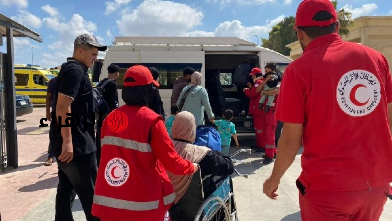 الهلال الأحمر يستقبل الدفعة السادسة والخمسين من المصابين الفلسطينيين للعلاج في المستشفيات المصرية