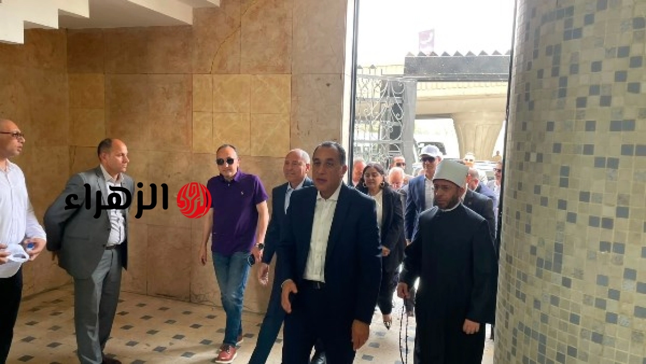 رئيس الوزراء يتفقد تشغيل أتوبيسات جديدة تعمل بالكهرباء والغاز في مقر هيئة النقل العام بالقاهرة