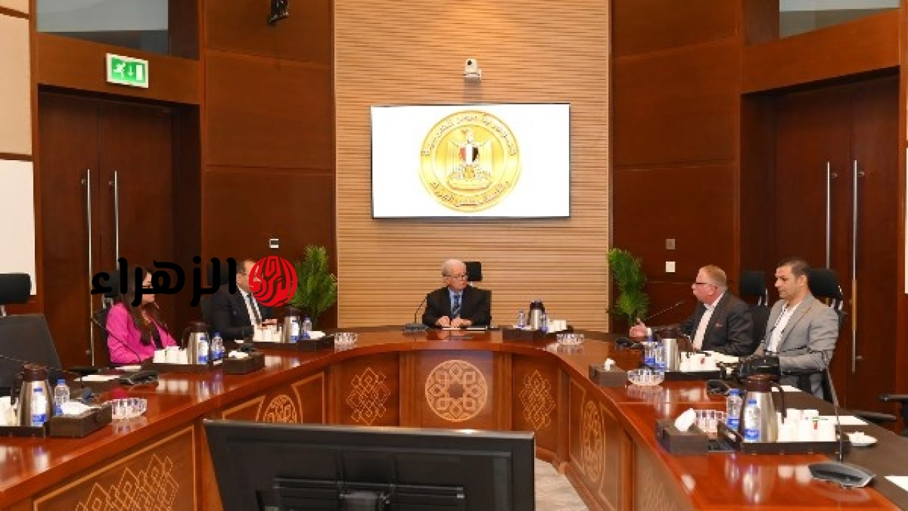 نائب رئيس الوزراء يتابع تنفيذ المشروع القومي لتطوير صناعة الغزل والنسيج في اجتماع مع المسؤولين