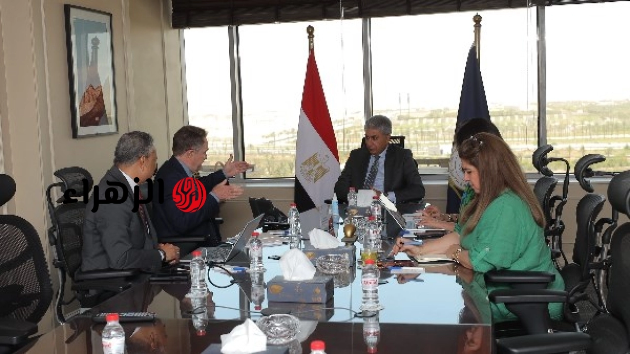 وزير السياحة والآثار يبحث فرص الاستثمار في السياحة النيلية والبحرية مع شركة دولية