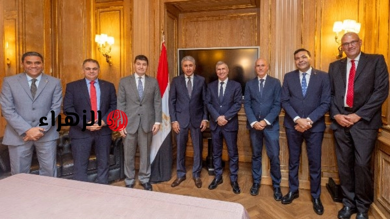 وزير السياحة يبحث مع منظمي الرحلات وشركات الطيران الإيطالية تعزيز أعداد السياح الوافدين إلى مصر