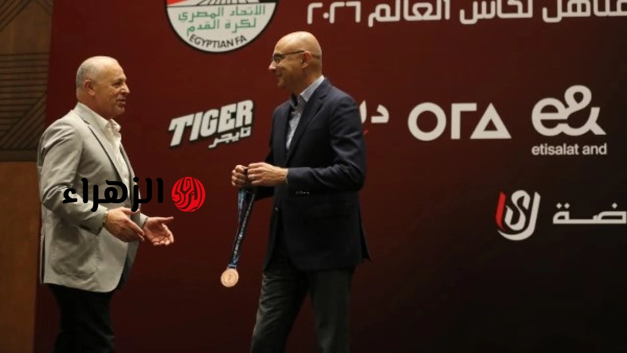 وليد درويش يهدي برونزية أمم أفريقيا للناشئين للرئيس هاني أبو ريدة
