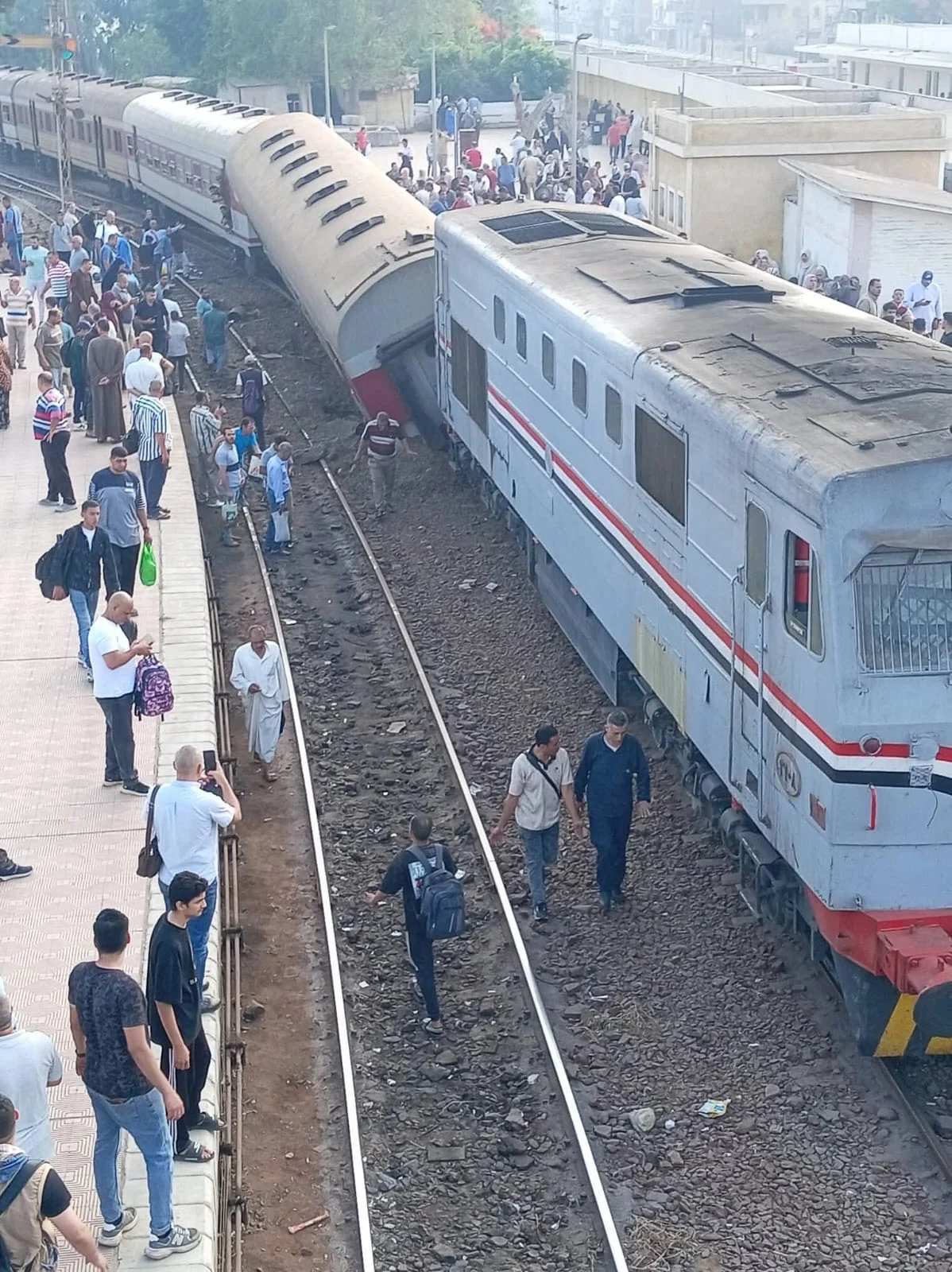 تفاصيل خروج عربة قطار عن القضبان بمحطة محلة روح بالغربية وإصابة 16 شخص 3 خروج عربة قطار عن القضبان بمحطة محلة روح بطنطا