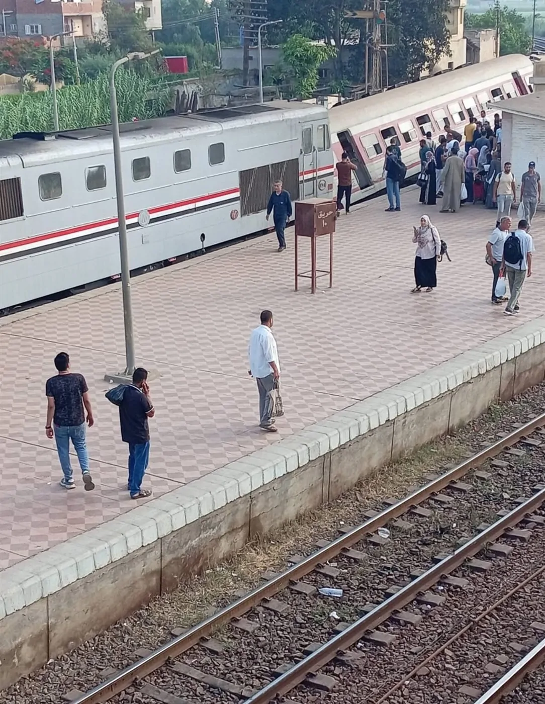 تفاصيل خروج عربة قطار عن القضبان بمحطة محلة روح بالغربية وإصابة 16 شخص 4 خروج عربة قطار عن القضبان بمحطة محلة روح بطنطا