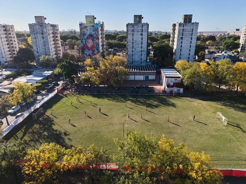 بالعودة إلى ملعب غراندولي الذي شهد طفولته، المكان الذي نشأ فيه أسطورة ليونيل ميسي. Trở về sân bóng tuổi thơ Grandoli, nơi chắp cánh cho huyền thoại Lionel Messi