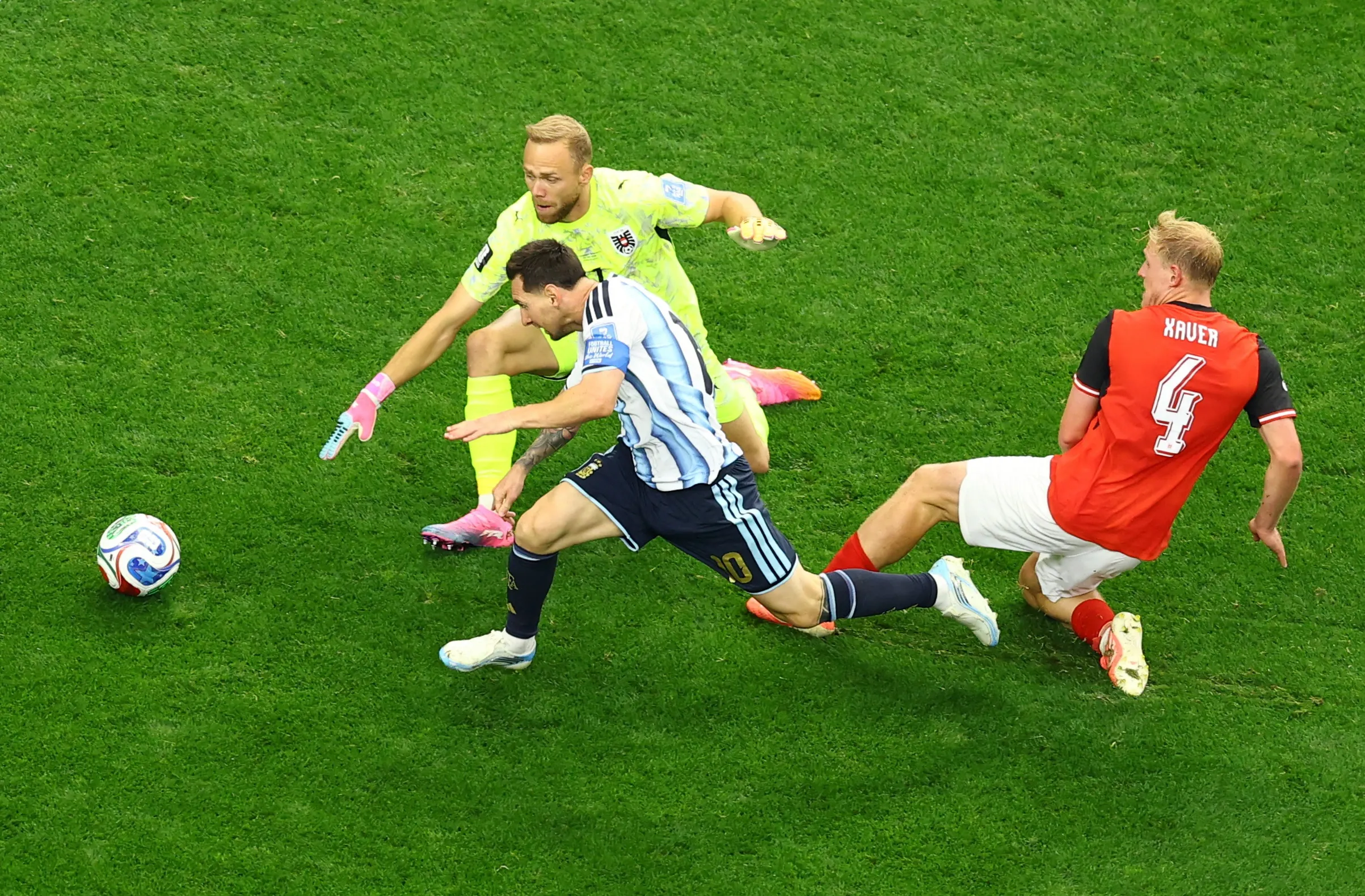 قللت وسائل الإعلام البريطانية من شأن المنتخب الأرجنتيني، معلنة أن ميسي "اكتفى بما حققه" في الدور نصف النهائي. 6 وسائل الإعلام البريطانية
