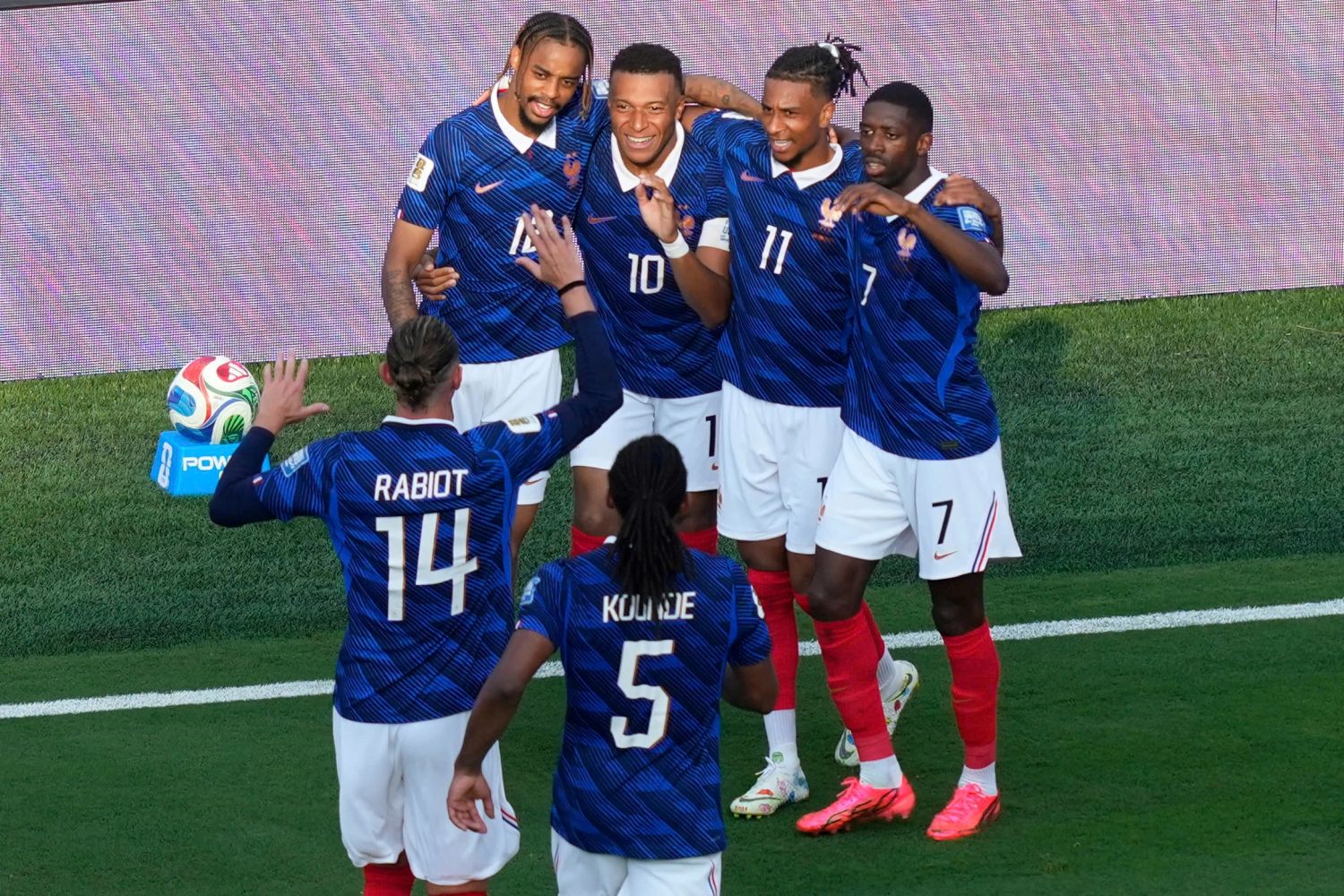 تخلى المدرب ديدييه ديشامب عن النهج العملي الذي كان يتبعه المنتخب الفرنسي. 9 1784013811 21 تخلى المدرب ديدييه ديشامب عن النهج العملي الذي كان يتبعه