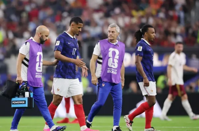 غادر المدافع ويليام ساليبا الملعب مبكراً بسبب الإصابة خلال المباراة ضد إسبانيا.