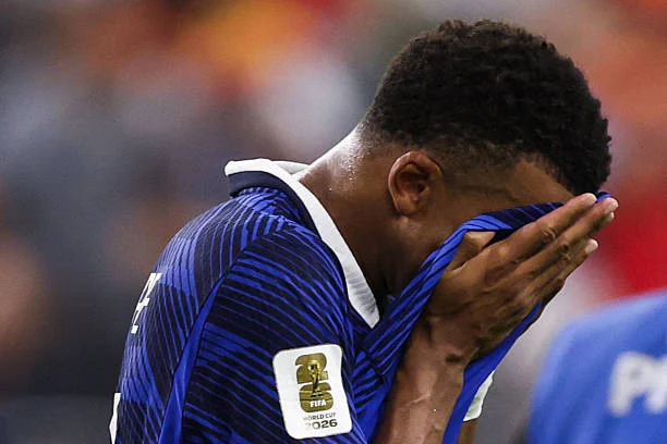 خسرت فرنسا أمام إسبانيا بنتيجة 0-2 في نصف نهائي كأس العالم: غاب مبابي، وارتكب ديني خطأً. 7 تم تحييد كيليان مبابي تماماً في نصف نهائي كأس العالم 2026.