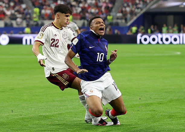 إسبانيا تفوز على فرنسا 2-0: رودري يقود لاروخا إلى نهائي كأس العالم 2026. 7 لعب المدافع الشاب باو كوبارسي بنضج في مباراة نصف نهائي كأس العالم.