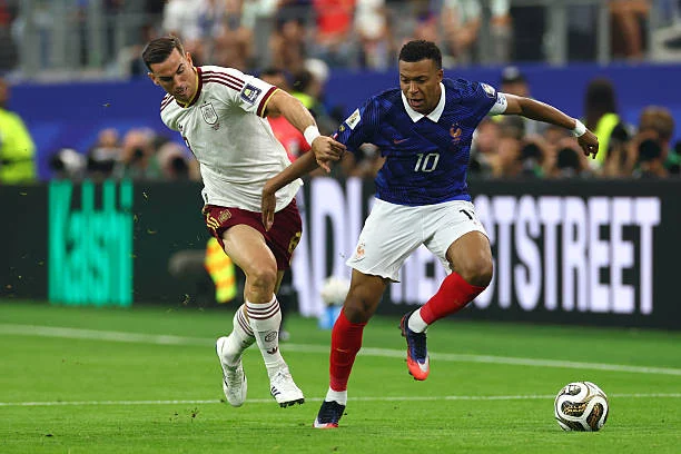 إسبانيا تفوز على فرنسا 2-0: رودري يقود لاروخا إلى نهائي كأس العالم 2026. 10 يلعب فابيان رويز دوراً رئيسياً في ربط اللعب في خط وسط المنتخب الإسباني.