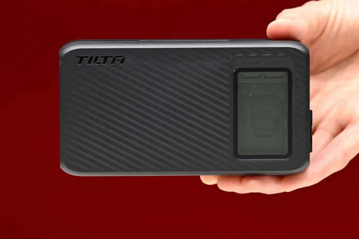 Tilta TBC-ARC-FZ100: شاحن فائق الصغر 4 في 1 لمستخدمي كاميرات سوني. 6 يتميز جهاز Tilta TBC-ARC-FZ100 بحجمه الصغير