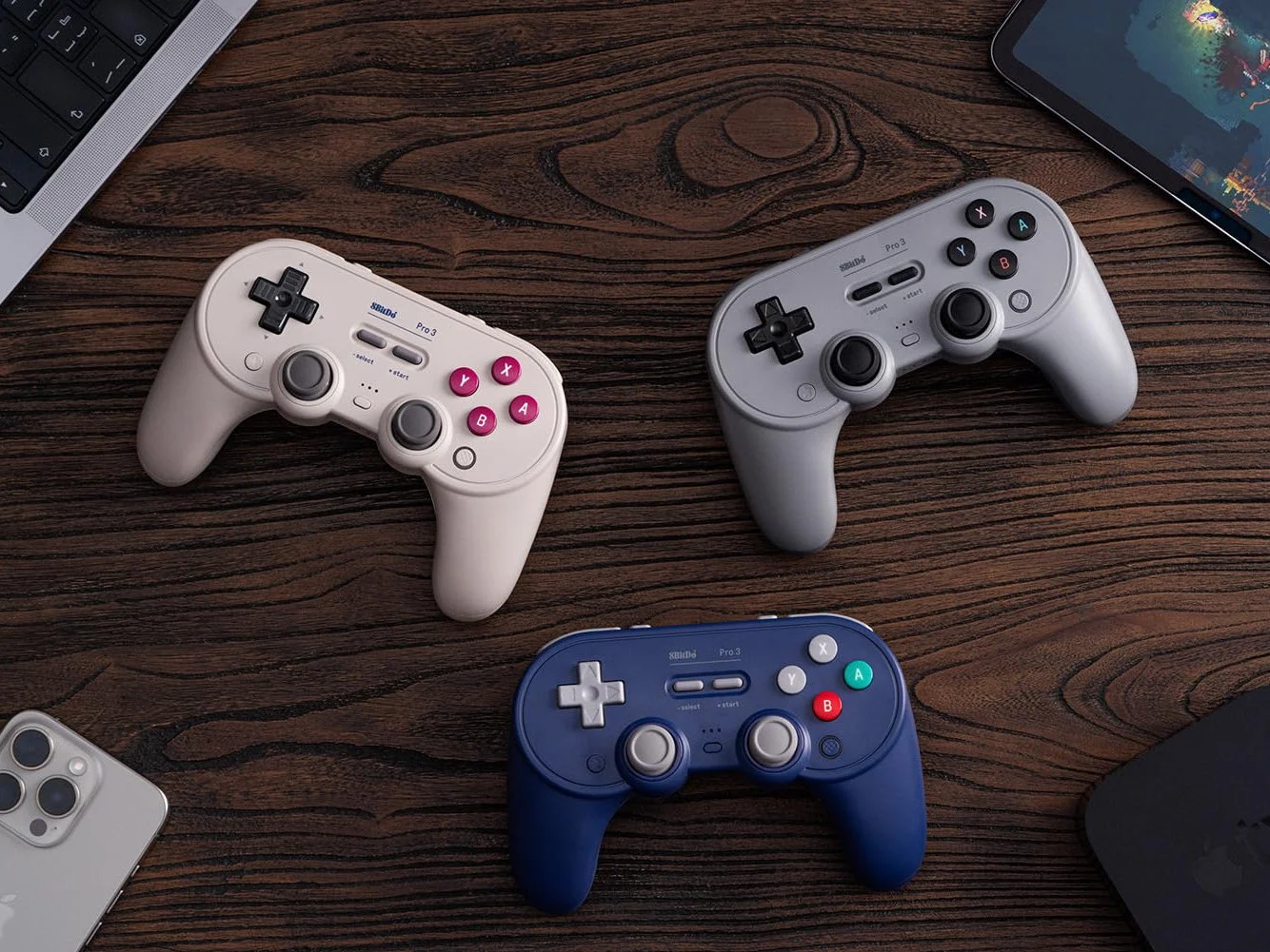 تحتفل شركة 8BitDo بالذكرى السنوية الثالثة عشرة لتأسيسها: خصومات تصل إلى 50% على لوحات المفاتيح الميكانيكية وأجهزة التحكم بالألعاب. 10 جميع إصدارات الألوان من وحدة التحكم 8BitDo Pro 3 Bluetooth معروضة للبيع.