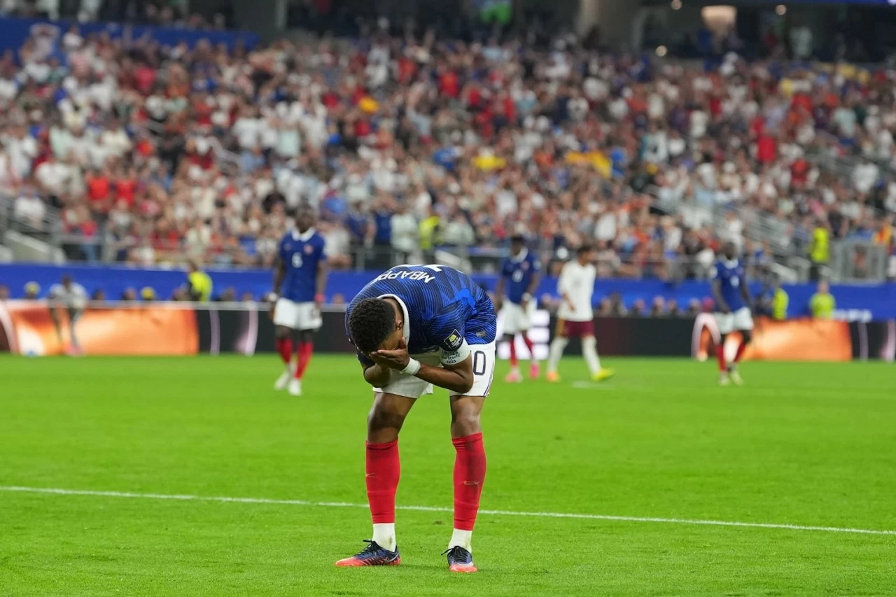 نتائج كأس العالم لكرة القدم 2026: إسبانيا 2-0 فرنسا: يواصل لامين يامال إزعاج مبابي، ويتأهل منتخب لا روخا بكل فخر إلى المباراة النهائية. Kết quả bóng đá World Cup 2026: Tây Ban Nha 2-0 Pháp: Lamine Yamal tiếp tục gieo sầu cho Mbappé, La Roja hiên ngang vào Chung kết