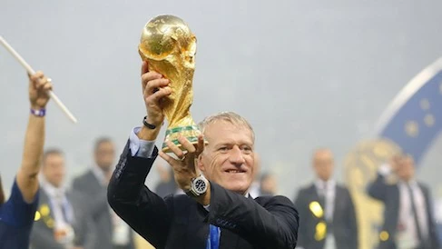 ديدييه ديشامب ووداع حقبة: الرجل الذي قاد كرة القدم الفرنسية إلى انتصارات كأس العالم في منصبين استثنائيين. Didier Deschamps và lời tạm biệt của một kỷ nguyên: Người đưa bóng đá Pháp vô địch World Cup trên hai cương vị đặc biệt