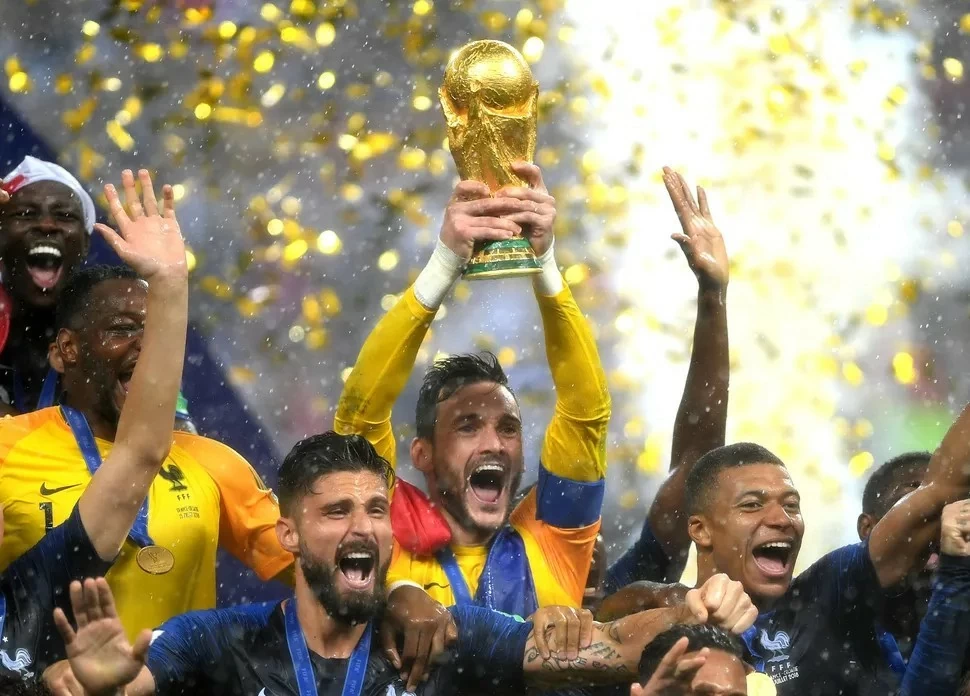 ديدييه ديشامب ووداع حقبة: الرجل الذي قاد كرة القدم الفرنسية إلى انتصارات كأس العالم في منصبين استثنائيين. Didier Deschamps và lời tạm biệt của một kỷ nguyên: Người đưa bóng đá Pháp vô địch World Cup trên hai cương vị đặc biệt