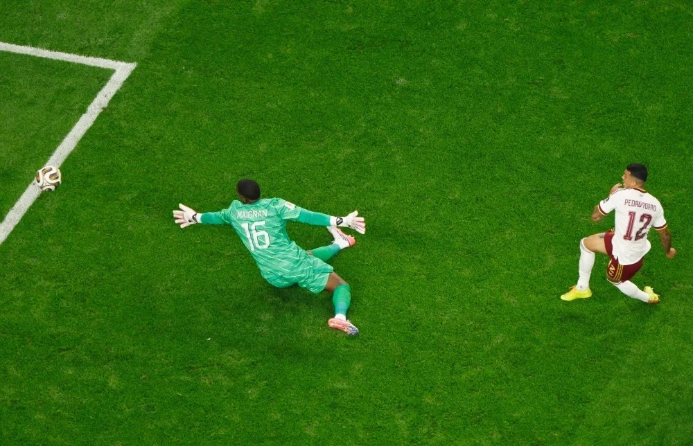 فازت إسبانيا على فرنسا 2-0 لتتأهل إلى نهائي كأس العالم 2026. 11 يحتفل اللاعبون الإسبان بهدفهم الثاني.