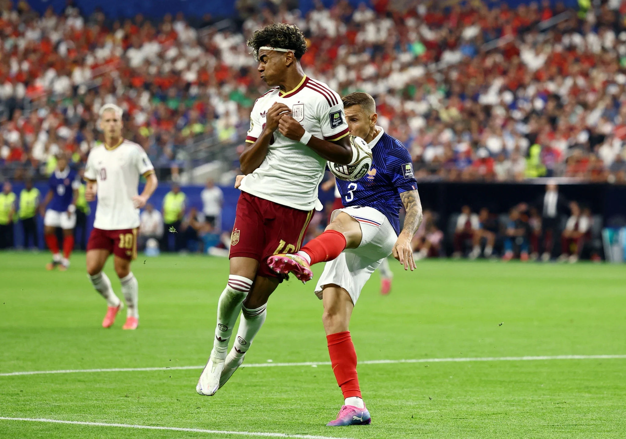 فازت إسبانيا على فرنسا 2-0 لتتأهل إلى نهائي كأس العالم 2026. 6 يحتفل ميكيل أويارزابال بهدفه ضد فرنسا.