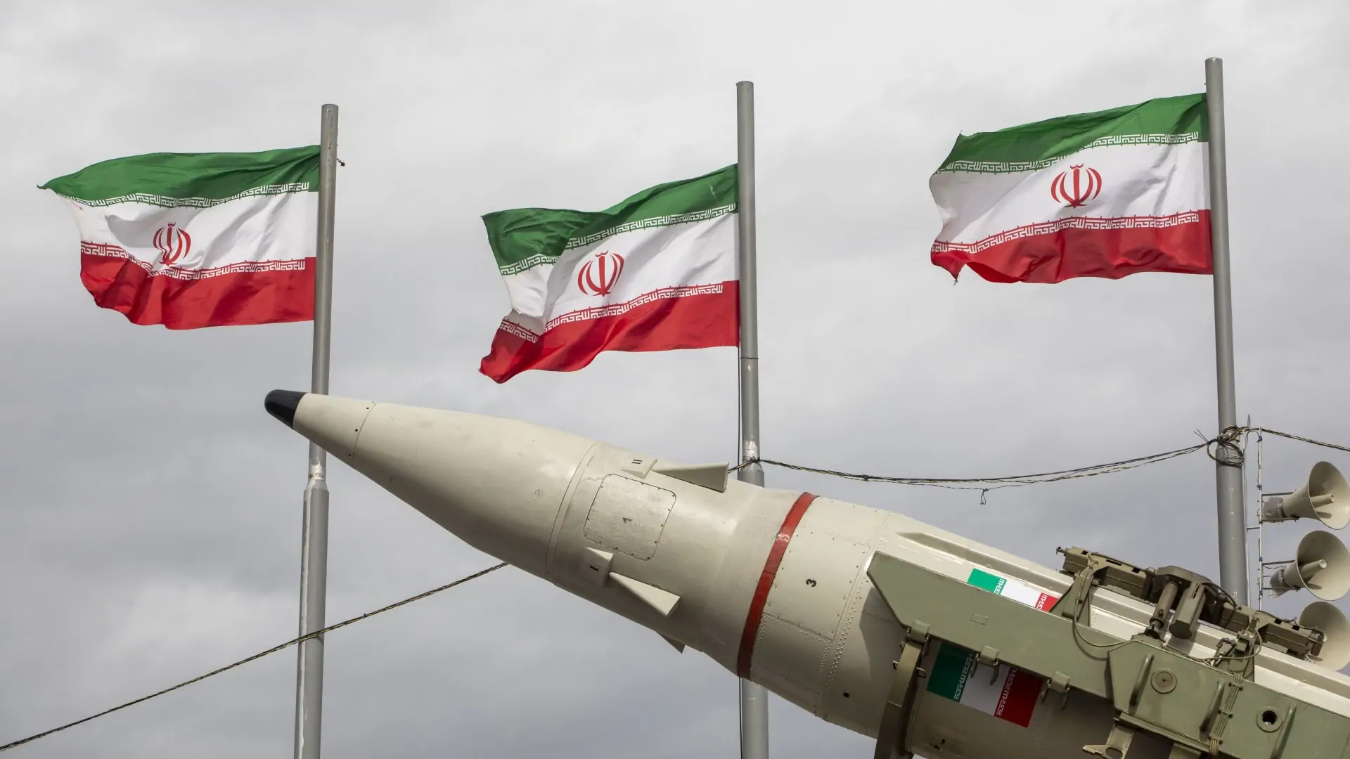 حالة تأهب في البحرين الداخلية تطلق صفارات الإنذار وتدعو المواطنين والمقيمين للالتزام بأقرب مكان آمن 4 صواريخ ومسيرات نحو أهداف أمريكية