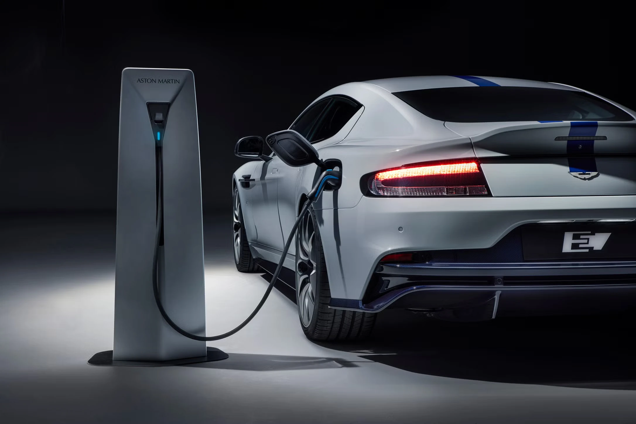 محرك V12، أستون مارتن، سيارة خارقة، محرك، محرك V12، شاحن توربيني مزدوج، أدريان هولمارك، أوروبا، أمريكا، سيارة كهربائية، سيارة سينمائية بحتة 3 v12, aston martin, siêu xe, động cơ, động cơ v12, twin-turbo, Adrian Hallmark, châu âu, mỹ, xe điện, xe thuần điện ảnh 3